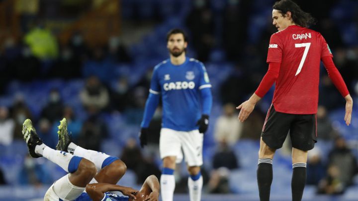 Cavani, sin investigación por empujón a Mina en la Copa de la Liga