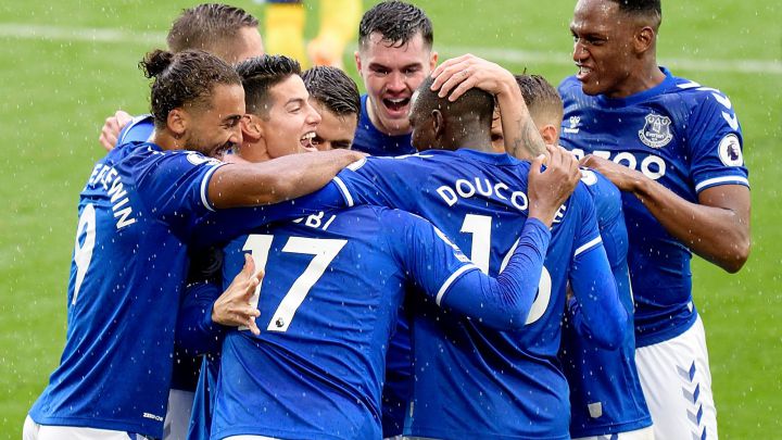 Everton FC celebra un gol y entre los jugadores del festejo están Yerry Mina y James Rodríguez
