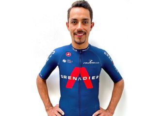 Daniel Martínez luce su nueva indumentaria del Ineos