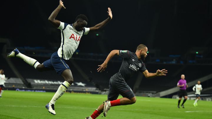 Davinson Sánchez evita un penal ante el Brantford