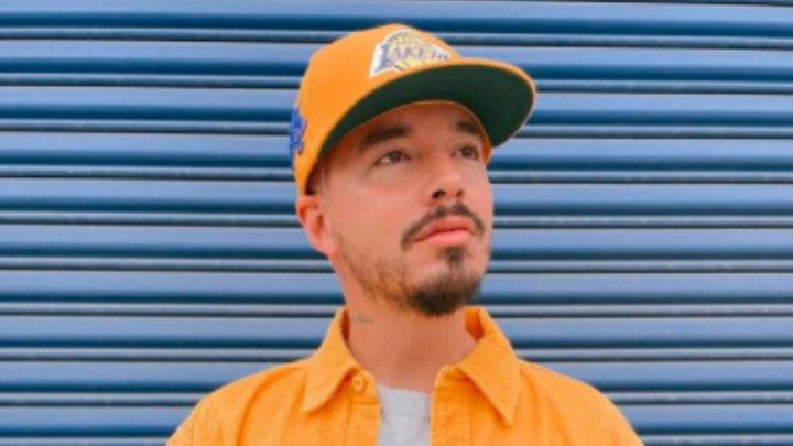 El Ferrari y la grabación de J Balvin que causan controversia en Medellín. El artista colombiano llegó hasta el barrio que lo vio nacer en la ciudad