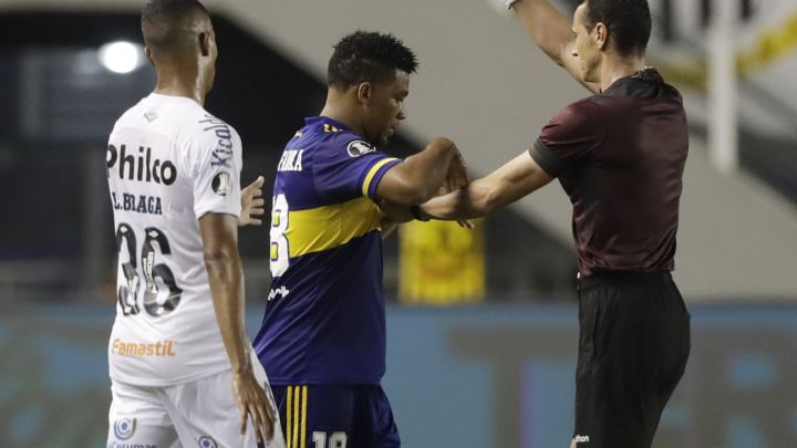 Frank Fabra ve la tarjeta roja ante Santos en Vila Belmiro