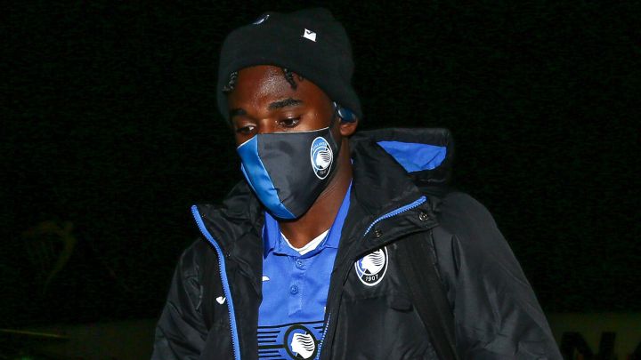 Duván Zapata en un aeropuerto con Atalanta