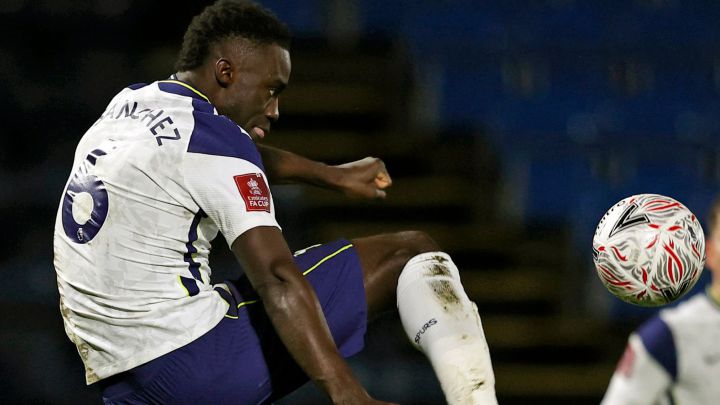 Davinson Sánchez rechaza una pelota en el partido ante Wycombe