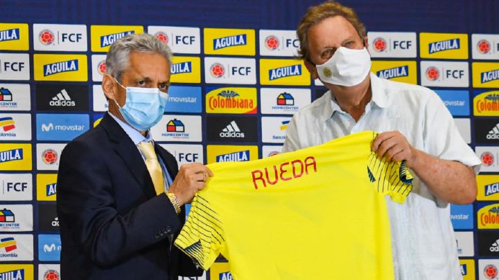 Reinaldo Rueda recibe la camiseta de la Selección Colombia de manos de Ramón Jesurún