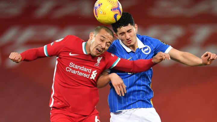 Thiago Alcántara y Steven Alzate, en un partido de Premier League
