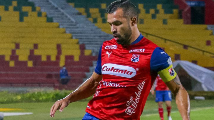Andrés Cadavid sale a rechazar una pelota en el partido ante Bucaramanga