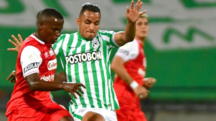 Bryan Rovira disputa una pelota ante Santa Fe