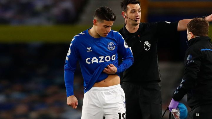 James sale del campo por un golpe de tobillo ante Fulham