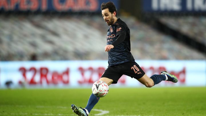 Bernardo Silva patea una pelota con el Manchester City