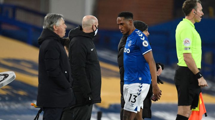 Yerry Mina, defensa del Everton, salió lesionado al minuto 18 en la derrota 1-3 ante el City, el colombiano se perderá el próximo partido ante Liverpool