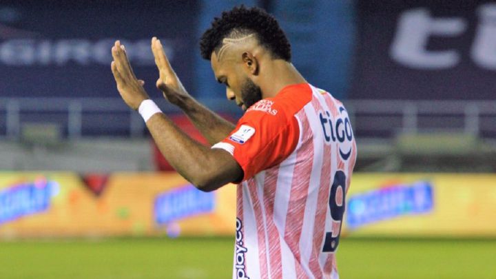 Miguel Borja levanta las manos en una celebración con Junior en Liga