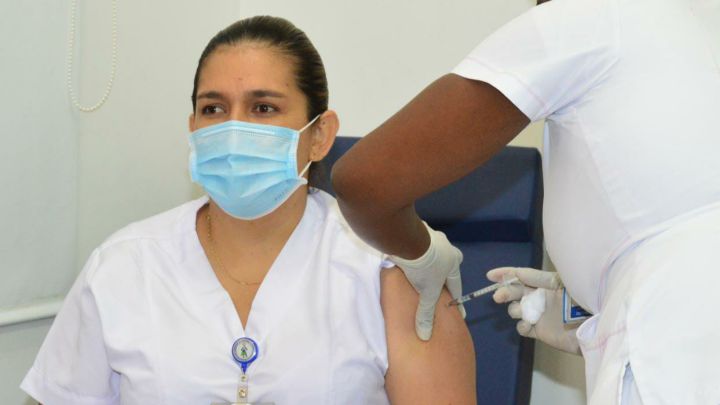 Vacunación en Cali: Razones por las que el proceso se retrasó más de 4 horas