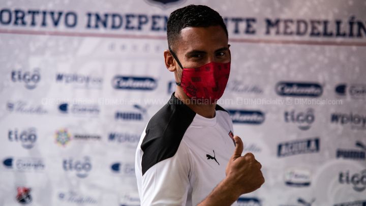 Germán Gutiérrez saluda a la cámara antes de un partido del DIM
