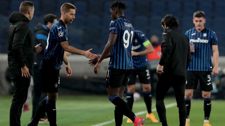 Duván Zapata sale del campo de juego ante Real Madrid y entra Mario Pasalic