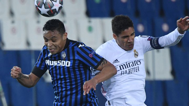 Muriel y Varane saltan por una pelota en el Atalanta vs. Real Madrid