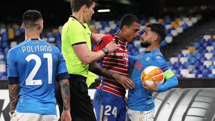 Kenedy e Insigne pelean en el partido entre Napoli y Getafe