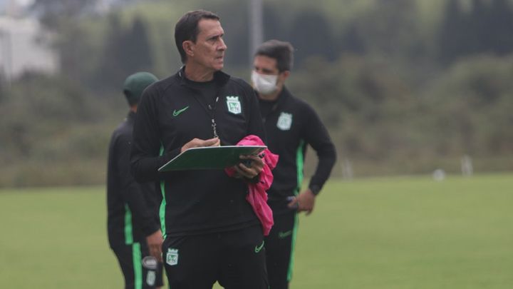 Alexandre Guimaraes ya prepara lo que será un duro mes para el Atlético Nacional. El entrenador verdolaga piensa en la Libertadores sin descuidar la Liga