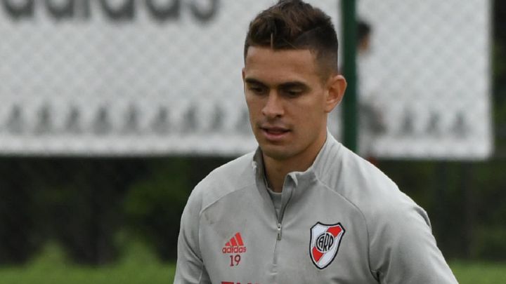 Rafael Santos Borré entrenando con River Plate en el River Camp