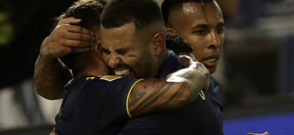 Edwin Cardona celebra su gol con Tevez y Villa
