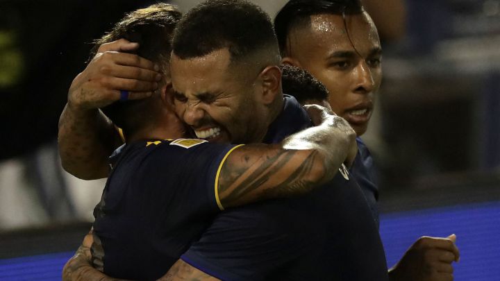 Edwin Cardona celebra su gol con Tevez y Villa