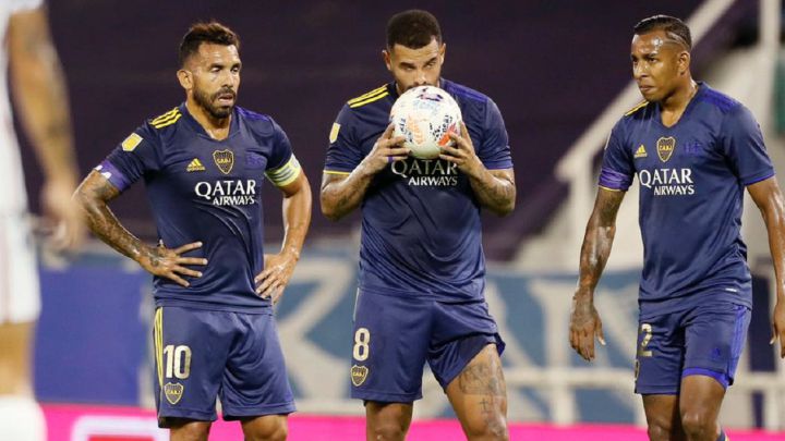 Carlos Tevez y Edwin Cardona en el momento del tiro libre y golazo del colombiano ante Vélez