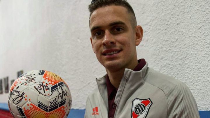 Rafael Santos Borré con el balón de la Copa Libertadores
