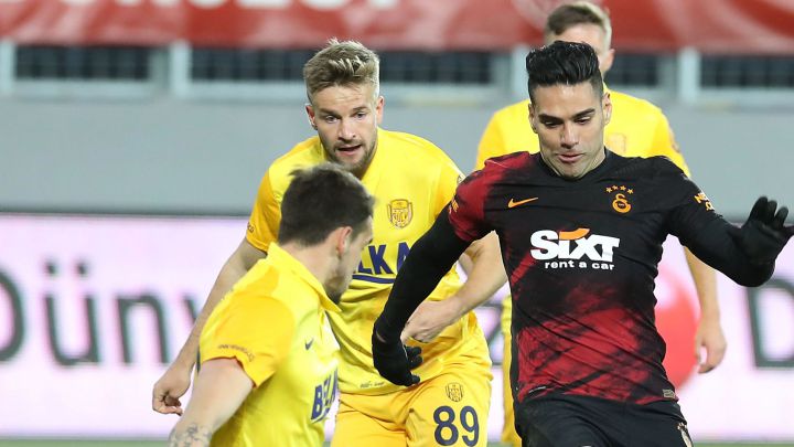 Falcao hizo el primer gol en la victoria de Galatasaray 0-3 ante Kayserispor por la liga de Turquía. Oyenkuru anotó doblete para asegurar los tres puntos.