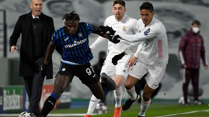 Duván Zapata lucha un balón con Varane sobre la raya lateral
