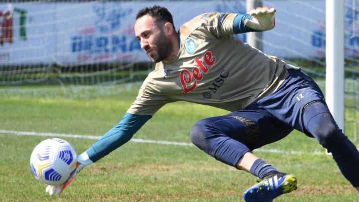 David Ospina ataja una pelota en un entrenamiento de Napoli
