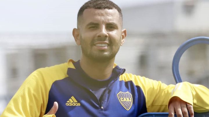 Edwin Cardona saluda a la cámara en un entrenamiento de Boca