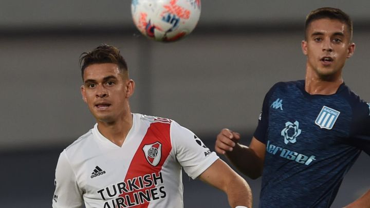 Rafael Santos Borré mete un centro en el primer tiempo del partido entre River y Racing