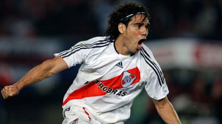 Hinchas de River Plate prefieren a Alario sobre Falcao