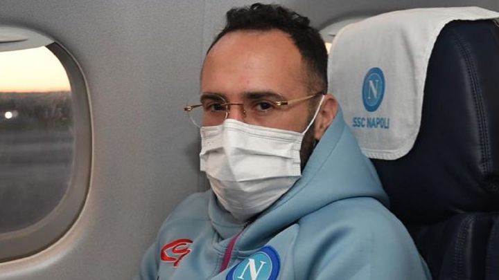David Ospina en el avión de Napoli