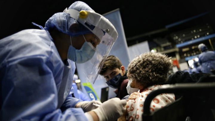 Enfermera aplica vacuna contra el Coronavirus a mujer de avanzada edad.