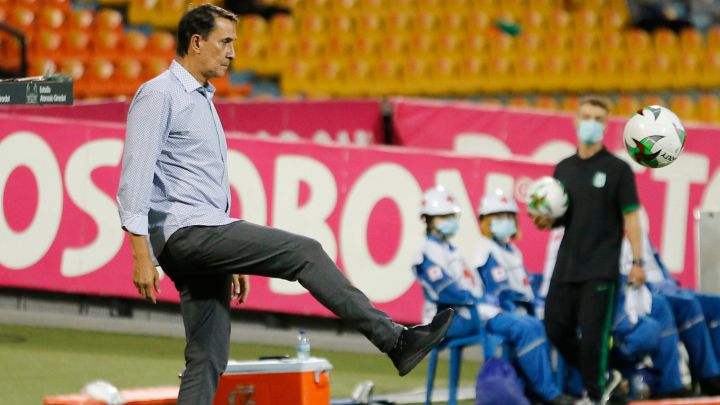 Alexandre Guimarães patea una pelota en el partido de Nacional y Envigado