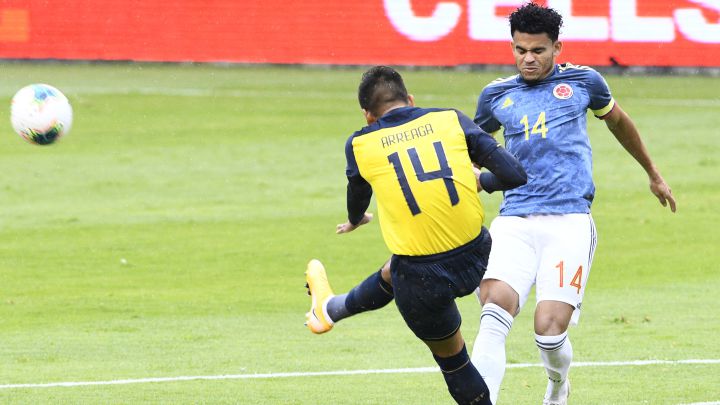 Luis Díaz choca con un jugador de Ecuador por una pelota