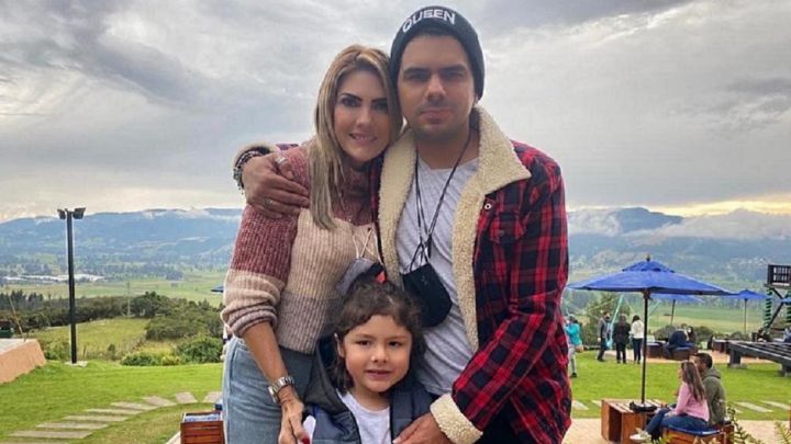 Ana Karina Soto posa con su esposo y su hijo.