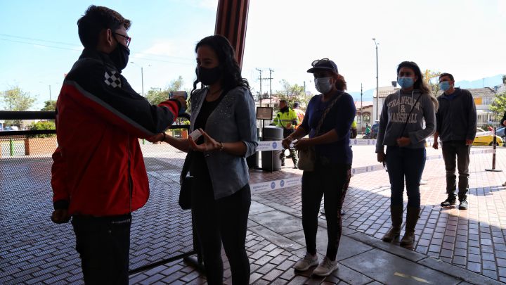 Continúa el pico y cédula en las principales ciudades del país: Bogotá, Medellín y Cali. La medida pretende reducir la tasa de contagios de COVID-19.Debido al aumento en el número de casos positivos de COVID-19 en el país después, el Gobierno Nacional informó a través de una circular que las ciudades con mayor ocupación de camas UCI debían tomar medidas en el asunto. Teniendo en cuenta esa recomendación ciudades como Medellín, Cali y Bogotá siguen implementando el pico y cédula por lo menos hasta el 19 de abril. El presidente Iván Duque anunció que ya se han aplicado 3 millones de vacunas contra el coronavirus en todo el país. Entre tanto, el último informe del Ministerio de Salud, entregado ayer sábado 10 de abril, reporta 14.509 nuevos casos y 325 fallecidos para un total de 65.608. El número de casos activos en Colombia es de 69.281. Pico y cédula en Bogotá Hoy 11 de abril de 2021, las personas que tengan su cédula terminada en número par (0,2,4,6,8) podrán acceder a establecimientos públicos y de comercio en Bogotá. Por lo que las personas que tengan cédula impar (1,3,5,7,9) no pueden realizar actividades en las que se requiera el uso del documento. Recuerde que por núcleo familiar solo se permite el ingreso de una persona. Bogotá hoy entró en su segundo día de cuarentena que está vigente desde las 00:00 horas del sábado 10 de abril hasta las 04:00 horas del martes 13 de abril de 2021. La alcaldesa Claudia López anunció que durante los días en que Bogotá esté en toque de queda la ciudad pasará de 11 mil a 20 mil pruebas COVID por día, “activaremos todos los equipos de salud para hacer una aplicación masiva de pruebas, rastreo y aislamiento a quienes reporten síntomas a su respectiva EPS”. Pico y cédula Cali Hoy domingo 11 de abril, están autorizadas para ingresar a establecimientos comerciales y entidades financieras en Cali, las personas con cédulas terminadas en número impar (1,3,5,7,9). En esta ciudad también aplica la medida del toque de queda, sin embargo, y a diferencia de las otras ciudades no hay ley seca. El alcalde de la ciudad, Jorge Iván Ospina, también invitó a las personas mayores de 70 años a que se vacunen. Según ha expresado el mandatario, en este momento la capital vallecaucana cuenta con las vacunas suficientes. Asimismo ha reiterado en varias ocasiones que la vacunación reduce el contagio del virus y ha dicho que hay un 97% de posibilidades para que no tengan que internar a las personas en camas UCI por casos de COVID. Pico y cédula Medellín Al igual que en Cali, en Medellín hoy, domingo 11 de abril de 2021, podrán ingresar a los establecimientos comerciales las personas que tengan su último dígito del documento en número impar (1,3,5,7,9). La Alcaldía ha manifestado que tienen excepciones las personas que trabajen en actividad hotelera, la prestación de los servicios gastronómicos en restaurantes, el personal médico, personas vinculadas con la prestación del servicio de salud y para los servicios bancarios, notariales o administrativos en donde se requiera la presencia de dos o más personas. La Gobernación de Antioquia a través de un comunicado oficial afirmó que “se encuentran exceptuados del toque de queda por la vida, los habitantes de los municipios del departamento de Antioquia que, en atención a sus actividades laborales o por razones de emergencia, deben desplazarse”. “Las cifras de nuevos contagios siguen siendo altas en Antioquia. Con el Comité Técnico Científico del COVID-19, mantenemos la vigilancia sobre la situación. No dudaremos en tomar nuevas medidas, si es necesario. No vamos a renunciar a salvar todas las vidas que podamos”, manifestó el Gobernador de Antioquia, Luis Fernando Suárez.