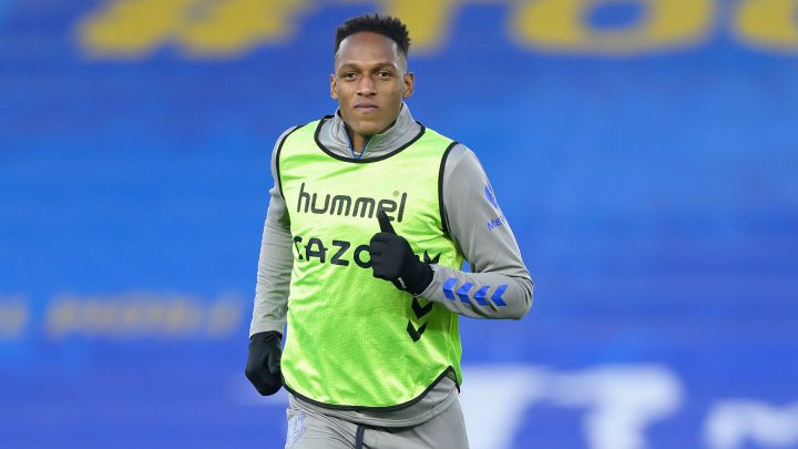 Yerry Mina sale con molestias ante el Brighton