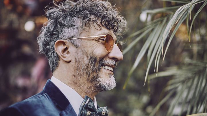 Fito Paez sonríe para una fotografía.