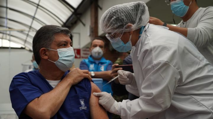 En Colombia empieza la vacunación para las personas entre los 65 y los 69 años de edad. Ministerio de Salud asegura que se realizará en dos semanas.