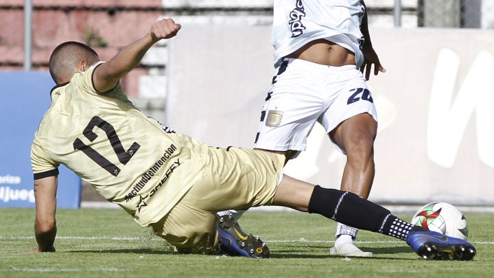 Juan David Valencia, arquero de Águilas Doradas jugando como defensa