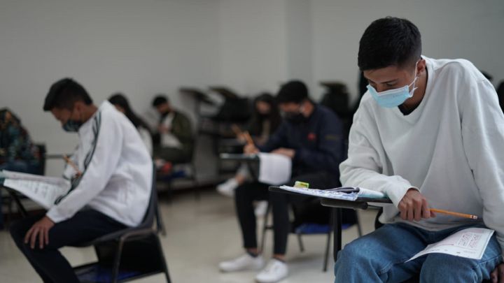 Jóvenes en un salón de clases durante la pandemia del COVID-19.