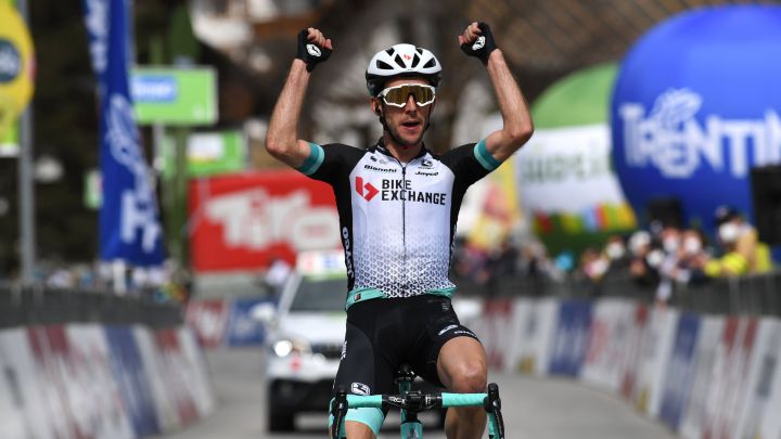 Adam Yates gana la etapa 2 del Tour de Los Alpes con Iván Sosa en el puesto 12.