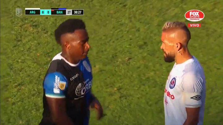 Mauricio Cuero, jugador de Banfield, salió expulsado en el duelo ante Argentinos Juniors tras escupir a un rival. El colombiano disputaba su décimo partido