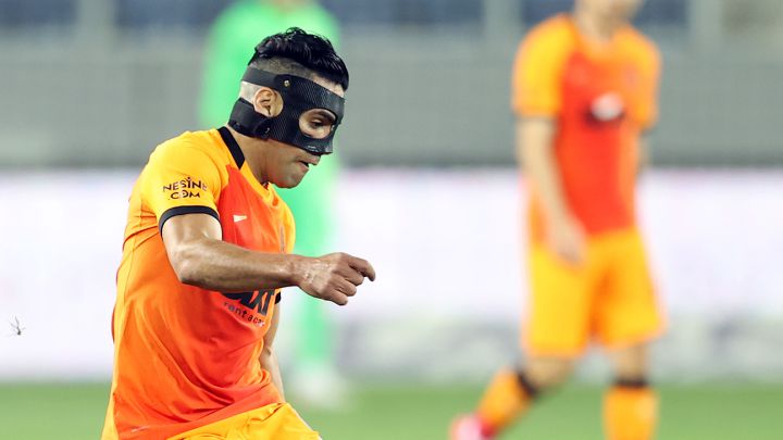 Falcao García, delantero del Galatasaray, jugó algunos minutos en la victoria 0-2 ante Genclerbirligi que los acerca a Champions. El colombiano entró activo