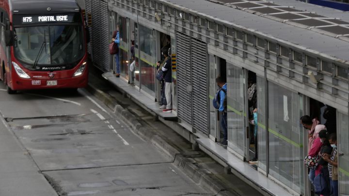 Debido a los daños por ataques a instalaciones y buses, el sistema de transporte en Bogotá funcionará con el 60% de su capacidad.
