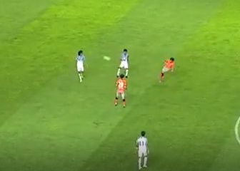 Un guante en el pie: Enorme asitencia de Quintero en China