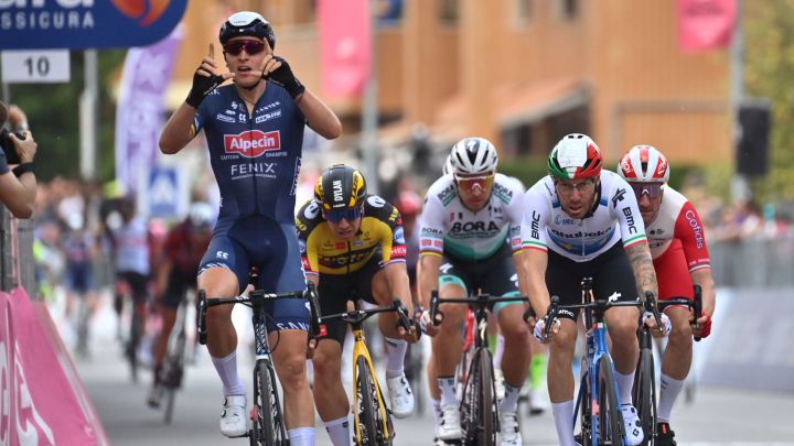 Giro Italia 2021: Etapa 2 para Tim Merlier del Alpecin-Fenix. Fernando Gaviria por poco cae en el final y perdió impulso. Egan con el pelotón y Ganna líder.